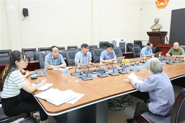 Đồng chí Chủ tịch UBND xã tiếp công dân