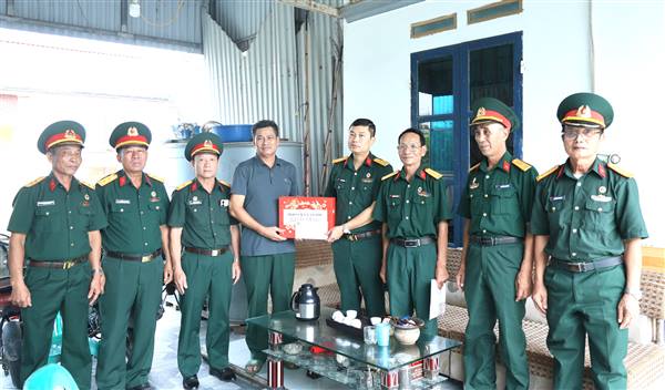 Hội Cựu chiến binh xã An Phú thăm, tặng quà Mẹ Việt Nam Anh hùng, thương binh, bệnh binh nhân dịp 27/7