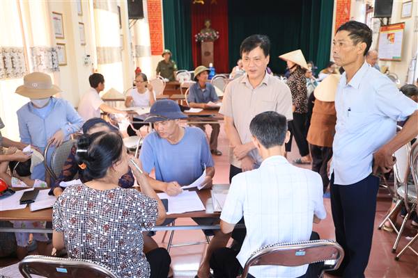 Đồng chí Chủ tịch UBND xã kiểm tra, động viên các thôn thực hiện kê khai, đăng ký đất đai trên địa bàn