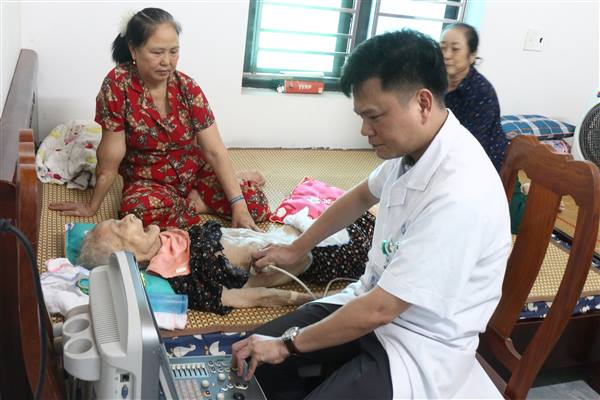 Mẹ Việt Nam anh hùng Lê Thị Nham được khám sức khỏe chuyên sâu tại nhà 