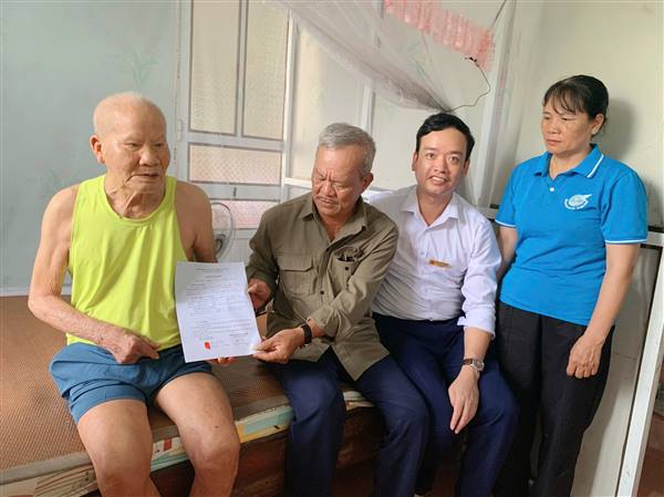 Lan tỏa mô hình “Chính quyền thân thiện”: Trung tâm Phục vụ hành chính công xã An Phú mang dịch vụ hành chính đến tận nhà người dân yếu thế.