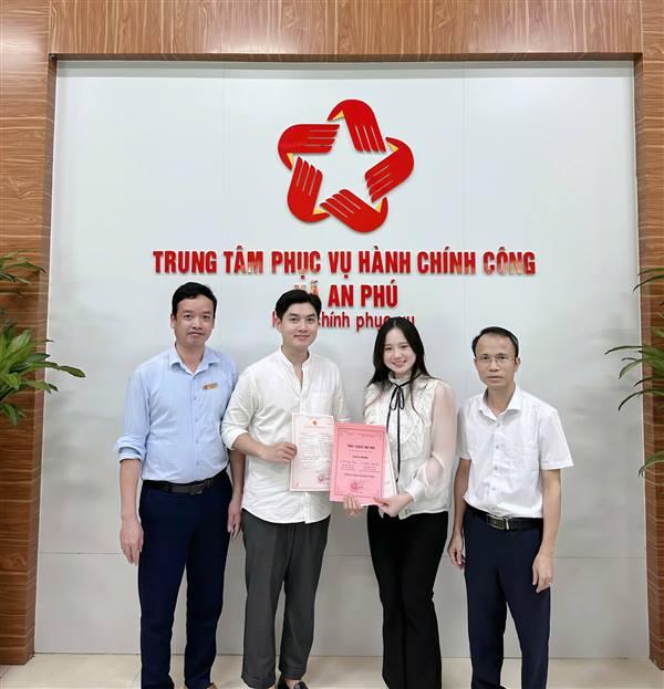 Trao giấy chứng nhận kết hôn, giấy khai sinh, thư chúc mừng của Ủy ban nhân dân xã thực hiện mô hình “Chính quyền thân thiện”, xã An Phú đã và đang triển khai nhiều hoạt động thiết thực trong công tác cải cách hành chính, đặc biệt trong lĩnh vực hộ tịch