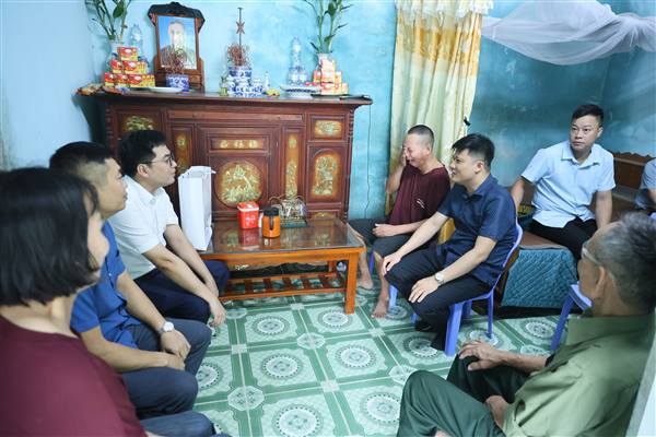 Lãnh đạo xã An Phú thăm, tặng quà nạn nhân chất độc da cam nhân kỷ niệm 65 năm Thảm họa da cam Việt Nam