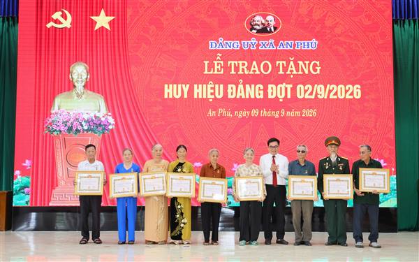 Đảng ủy xã An Phú tổ chức Lễ trao tặng Huy hiệu Đảng đợt 02/9/2026 cho các đảng viên