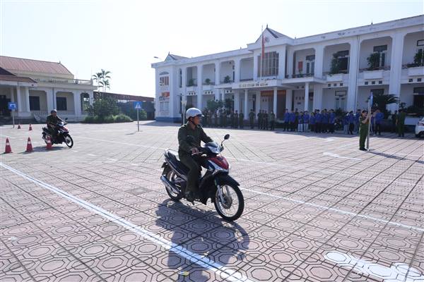 Công an xã An Phú ra quân triển khai thực hiện “Chiến dịch đào tạo kỹ năng lái xe mô tô, xe gắn máy an toàn” trên địa bàn xã.