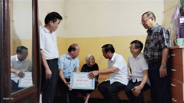 ĐỒNG CHÍ LÊ VĂN HIỆU, PHÓ BÍ THƯ THÀNH ỦY - CHỦ TỊCH HĐND THÀNH PHỐ, TẶNG QUÀ NHÂN DỊP QUỐC KHÁNH 2/9