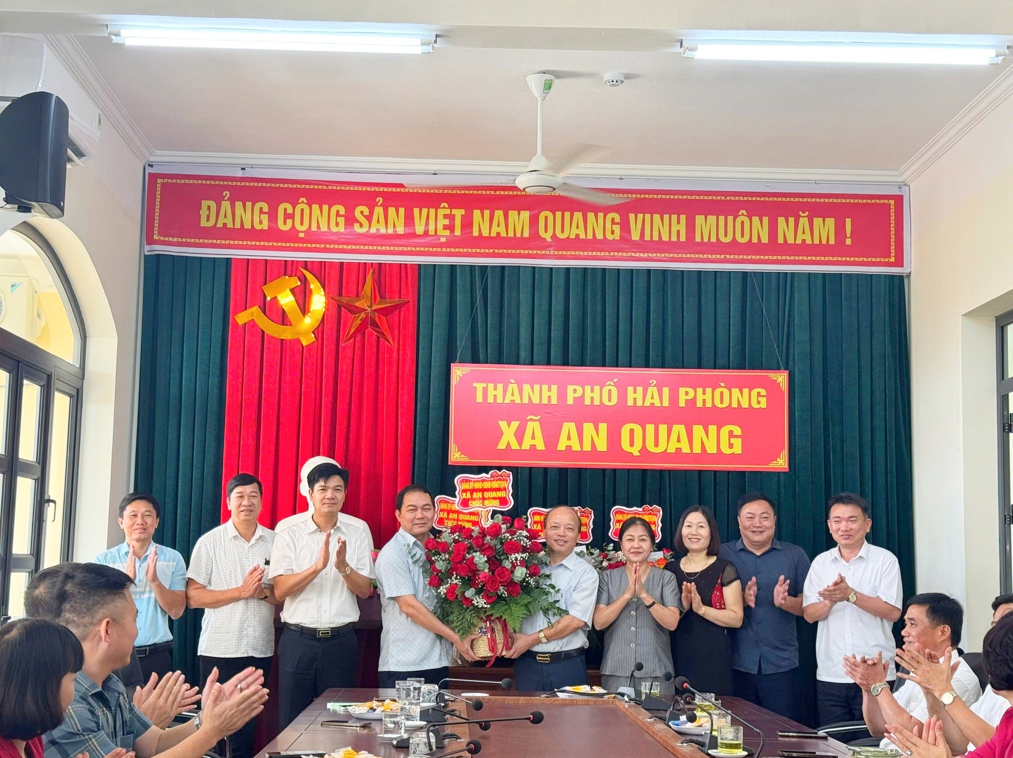 Lãnh đạo Đảng uỷ - HĐND - UBND - UBMTTQ tặng hoa chúc mừng Phòng Văn hoá - Xã hội