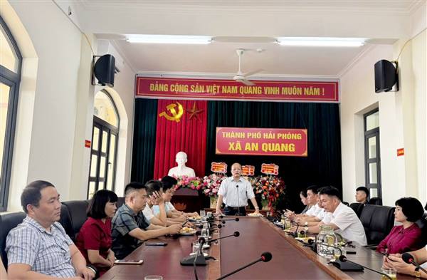 Lãnh đạo xã An Quang chúc mừng kỷ niệm 80 năm Ngày truyền thống các ngành khối cơ quan nhà nước