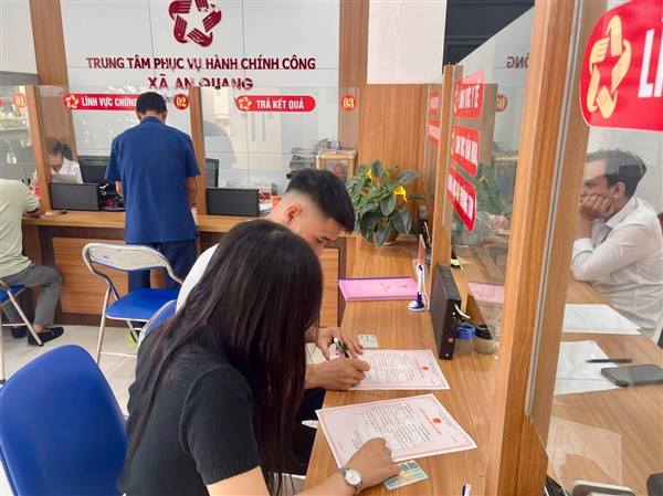 XÃ AN QUANG: TIẾP NHẬN – GIẢI QUYẾT – TRAO GIẤY ĐĂNG KÝ KẾT HÔN TRONG NGÀY
