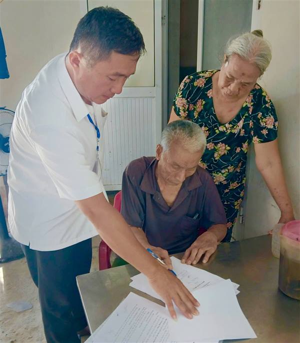 TRUNG TÂM PHỤC VỤ HÀNH CHÍNH CÔNG XÃ AN QUANG THỰC HIỆN TIẾP NHẬN, TRẢ KẾT QUẢ THỦ TỤC HÀNH CHÍNH TẠI NHÀ – LAN TỎA MÔ HÌNH “CHÍNH QUYỀN THÂN THIỆN”
