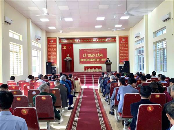 ĐẢNG ỦY XÃ AN THÀNH TỔ CHỨC LỄ TRAO HUY HIỆU ĐẢNG ĐỢT 07/11/2025
