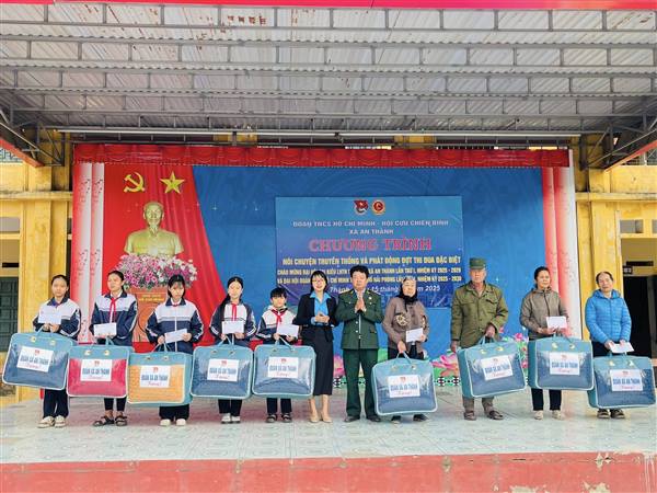 Đoàn thanh niên xã tổ chức chương trình Nói chuyện truyền thống