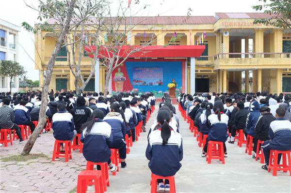 CÔNG AN XÃ TUYÊN TRUYỀN, GIÁO DỤC PHÁP LUẬT CHO HỌC SINH
