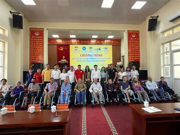 Ủy ban MTTQ xã  phối hợp với Trung tâm hợp tác hữu nghị tổ chức Chương trình trao tặng xe lăn cho người khuyết tật có hoàn cảnh khó khăn trên địa bàn xã