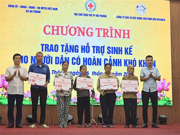 HỘI CHỮ THẬP ĐỎ THÀNH PHỐ TRAO TẶNG HỖ TRỢ SINH KẾ CHO 10 HỘ CÓ HOÀN CẢNH KHÓ KHĂN TẠI XÃ AN THÀNH 