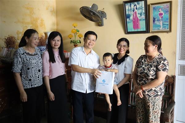 Xã An Thành tổ chức thăm tặng quà nhân Ngày Quốc tế thiếu nhi 01/6