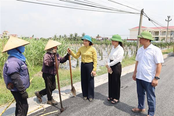 NHÂN DÂN THÔN DƯỠNG MÔNG XÃ AN THÀNH TIẾP TỤC HIẾN ĐẤT MỞ RỘNG ĐƯỜNG GIAO THÔNG