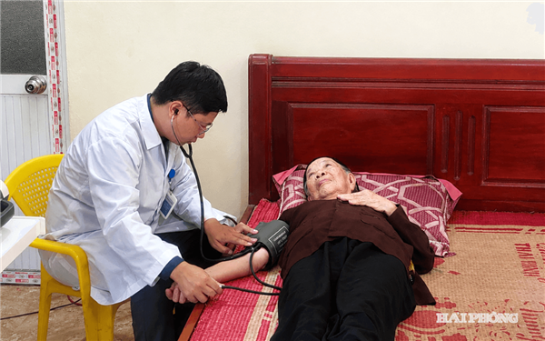 Khám bệnh tại nhà, tri ân Bà mẹ Việt Nam anh hùng và người có công
