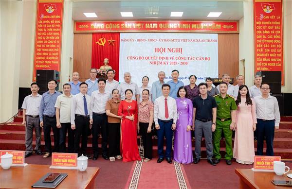 XÃ AN THÀNH CÔNG BỐ QUYẾT ĐỊNH VỀ CÔNG TÁC CÁN BỘ