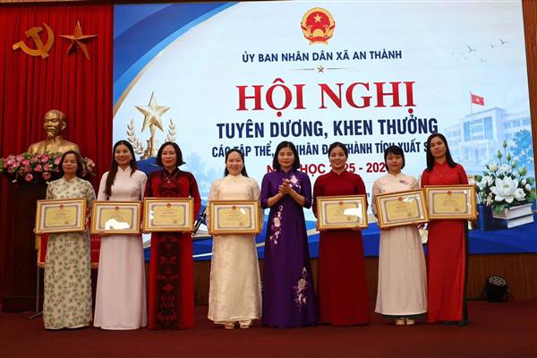Tuyên dương khen thưởng các tập thể cá nhân có thành tích xuất sắc trong năm học 2025-2026 và Hoạt động hè năm 2026