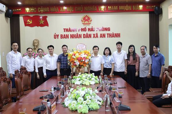 LÃNH ĐẠO XÃ AN THÀNH TẶNG HOA CHÚC MỪNG CÁC NGÀNH NHÂN KỶ NIỆM NGÀY TRUYỀN THỐNG 28/8
