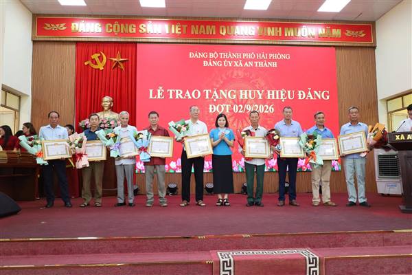 ĐẢNG ỦY XÃ AN THÀNH TỔ CHỨC TRAO HUY HIỆU ĐẢNG ĐỢT 02/9/2026