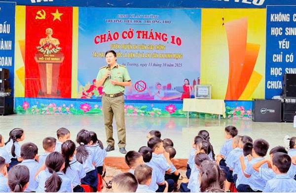 Công an xã An Trường tuyên truyền an toàn giao thông và an ninh mạng cho học sinh Trường Tiểu học Trường Thọ