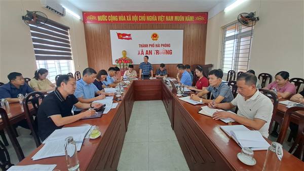 THƯỜNG TRỰC ĐẢNG ỦY XÃ AN TRƯỜNG LÀM VIỆC VỚI CÁC PHÒNG, ĐƠN VỊ TRỰC THUỘC ỦY BAN NHÂN DÂN XÃ