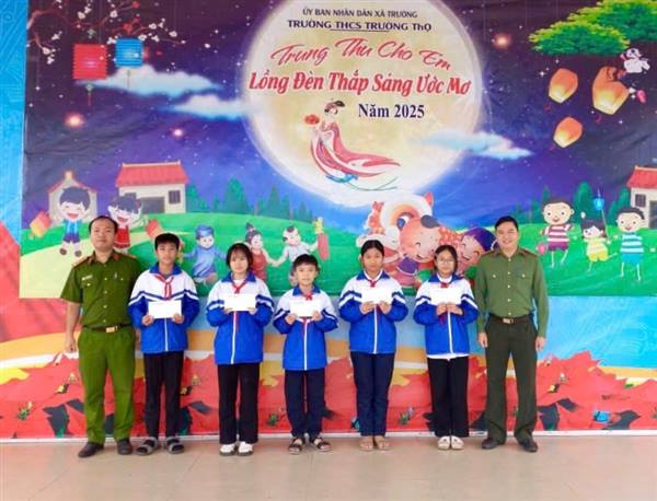 Công an xã An Trường hỗ trợ 2 học sinh có hoàn cảnh đặc biệt theo phong trào “Nâng bước em đến trường”