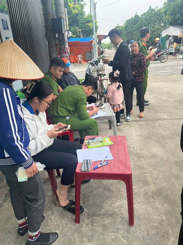 CÔNG AN XÃ AN TRƯỜNG RA QUÂN HƯỚNG DẪN NHÂN DÂN GÓP Ý VÀO DỰ THẢO CÁC VĂN KIỆN ĐẠI HỘI XIV CỦA ĐẢNG