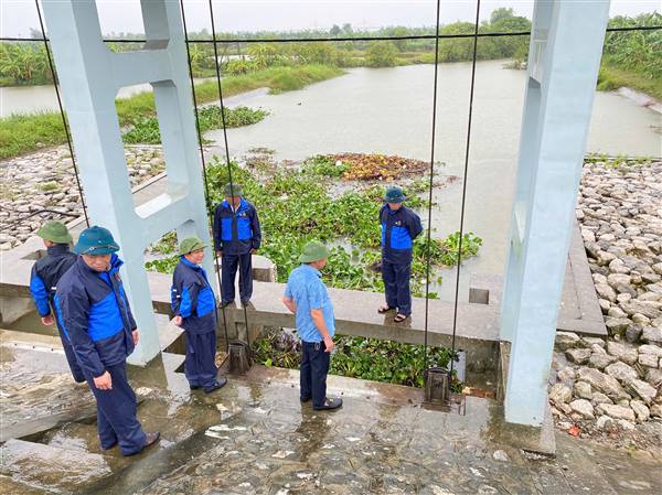 LÃNH ĐẠO XÃ AN TRƯỜNG TĂNG CƯỜNG KIỂM TRA CÁC ĐIỂM NGUY CƠ SẠT LỞ, NGẬP LỤT DO ẢNH HƯỞNG BÃO SỐ 3 (WIPHA)