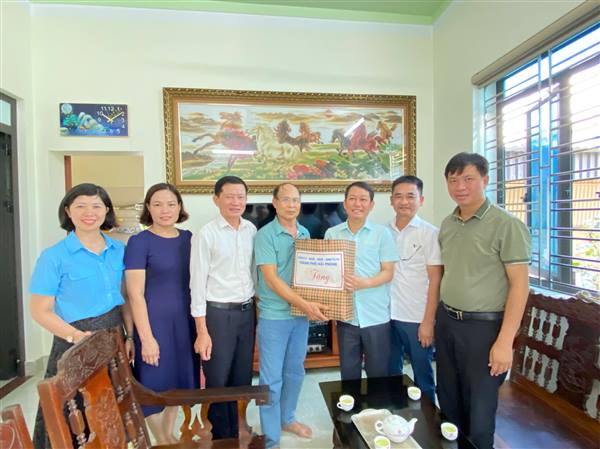 LÃNH ĐẠO XÃ AN TRƯỜNG THỪA ỦY QUYỀN CỦA ỦY VIÊN BAN THƯỜNG VỤ THÀNH ỦY HẢI PHÒNG THĂM HỎI, TẶNG QUÀ NGƯỜI CÓ CÔNG NHÂN DỊP 27/7
