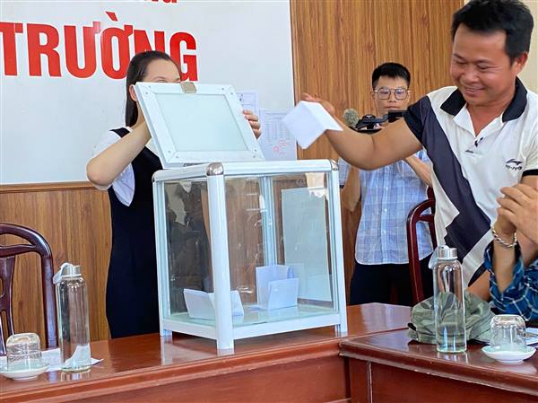 Ủy ban nhân dân xã An Trường tổ chức bốc thăm giao đất tái định cư cho cá nhân bị sạt lở tại khu vực đò Quán, thôn Quán Trang, xã An Trường, thành phố Hải Phòng.