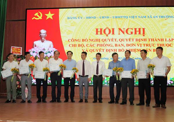 Ngày 03 tháng 7 năm 2025, Đảng ủy, Hội đồng nhân dân, Ủy ban nhân dân, Ủy ban Mặt trận Tổ quốc Việt Nam xã An Trường tổ chức tặng quà cho các đồng chí được nghỉ hưu từ ngày 01/7/2025