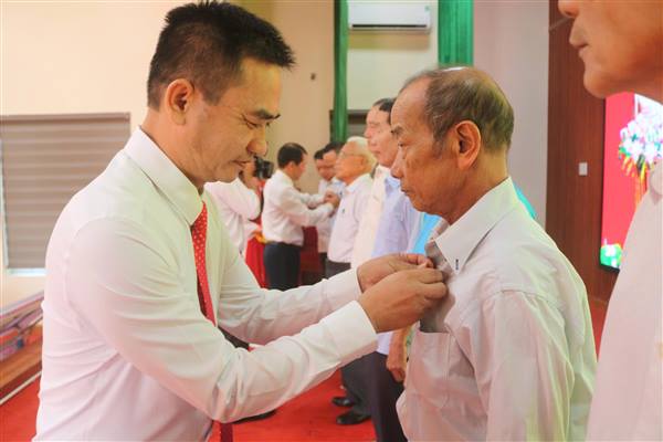 ĐẢNG UỶ XÃ AN TRƯỜNG TRAO TẶNG HUY HIỆU ĐẢNG ĐỢT 2/9/2025.