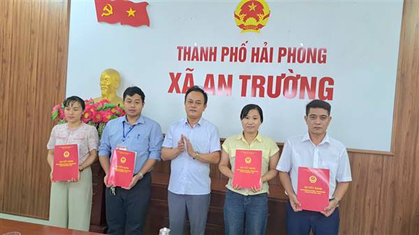 XÃ AN TRƯỜNG TỔ CHỨC CÔNG BỐ CÁC QUYẾT ĐỊNH CỦA CHỦ TỊCH ỦY BAN NHÂN DÂN XÃ VỀ CÔNG TÁC CÁN BỘ


