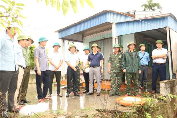 Đoàn công tác số 4 của thành phố kiểm tra công tác ứng phó bão số 9 tại xã An Trường