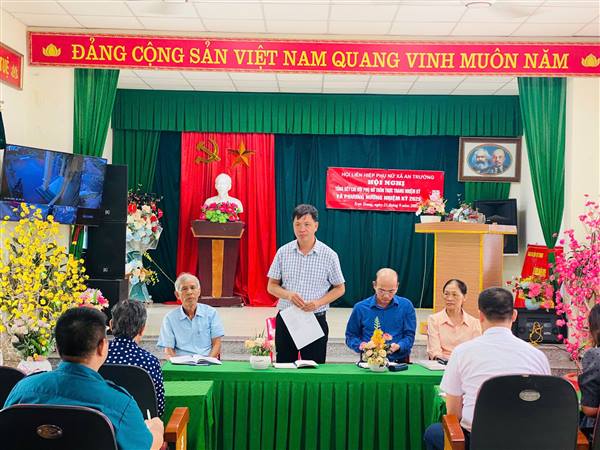 Đồng chí Vũ Văn Tuyến - Phó Bí thư Đảng ủy, Chủ tịch Ủy ban nhân dân xã, trưởng đoàn công tác số 3 làm việc với chi bộ thôn Trực Trang và thôn Ngọc Chử . 