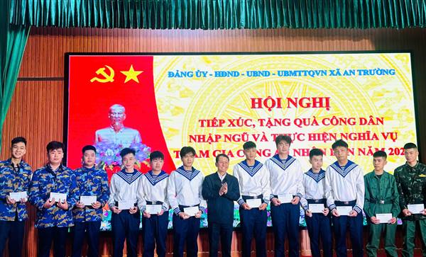 Xã An Trường tiếp xúc, tặng quà cho công dân nhập ngũ và công dân thực hiện nghĩa vụ Công an nhân dân năm 2026

