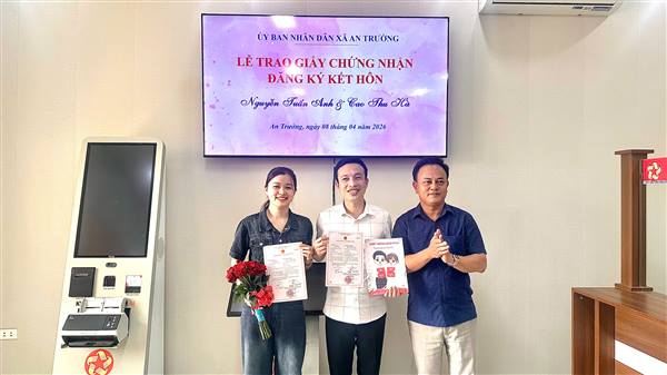 XÃ AN TRƯỜNG TRAO GIẤY CHỨNG NHẬN KẾT HÔN VÀ THƯ CHÚC MỪNG CHO CÔNG DÂN