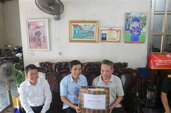 Hiệu trưởng Trường Chính trị Tô Hiệu thăm, tặng quà gia đình chính sách tại xã An Trường