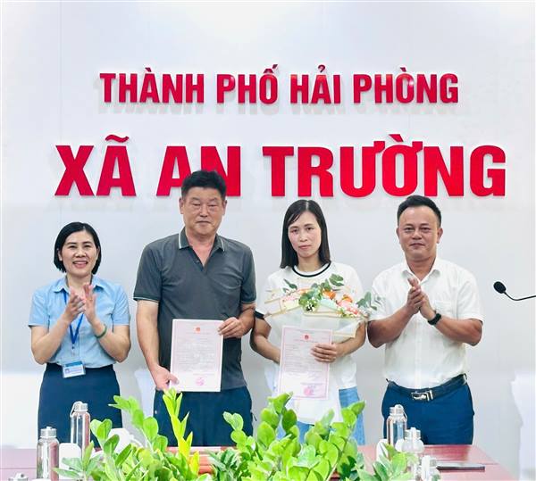 XÃ AN TRƯỜNG TRAO GIẤY CHỨNG NHẬN KẾT HÔN CÓ YẾU TỐ NƯỚC NGOÀI, THỂ HIỆN HÌNH ẢNH CHÍNH QUYỀN THÂN THIỆN