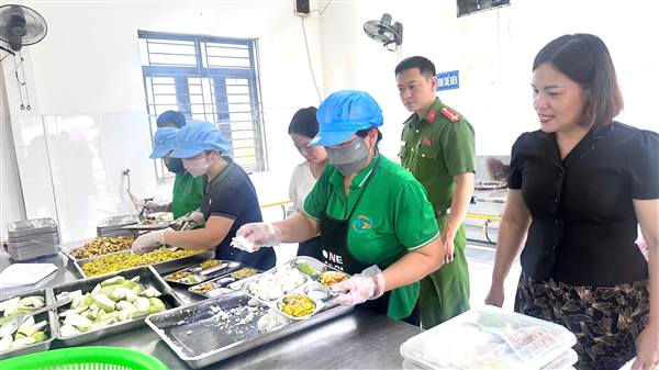 An Trường kiểm tra đột xuất bếp ăn bán trú tại các trường học