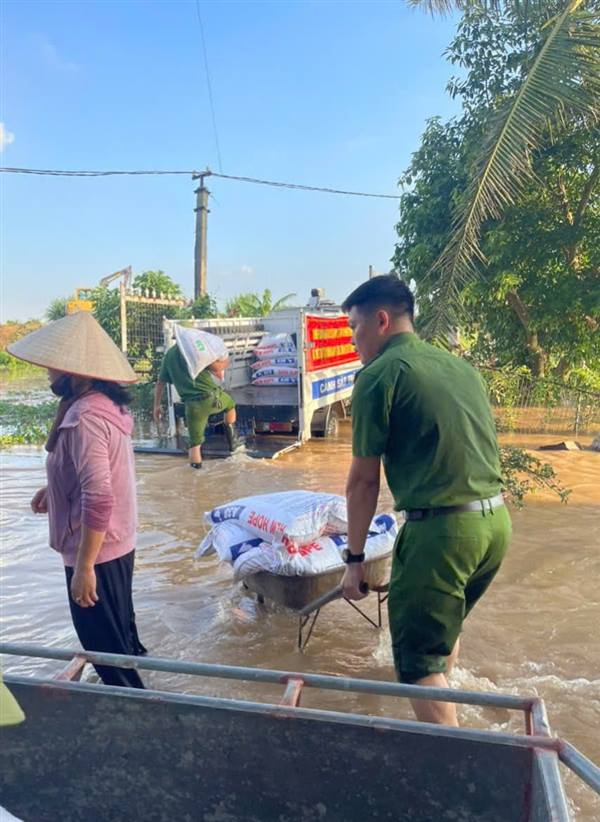 Các lực lượng Công an, Quân sự, Tổ dân phố hỗ trợ nhân dân khu vực ngoài đê di chuyển tài sản đến nơi an toàn