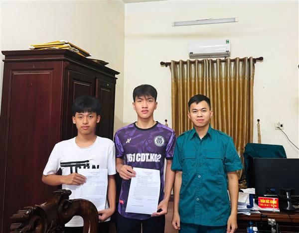 Thêm 2 trường hợp thanh niên viết đơn tình nguyện nhập ngũ 