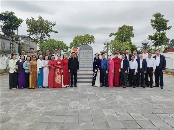 Đảng uỷ phường Bắc An Phụ dâng hoa kỷ niệm 80 năm ngày thành lập chi bộ Đảng đầu tiên  (23/10/1945 - 23/10/2025)