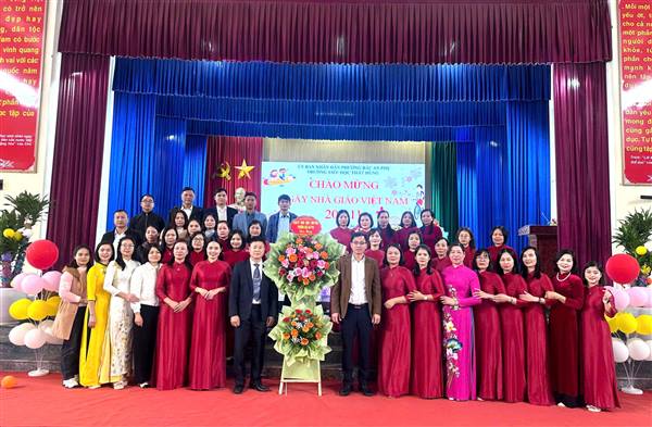 Các đồng chí lãnh đạo phường thăm, tặng hoa chúc mừng Ngày nhà giáo Việt Nam 20/11 tại các trường học