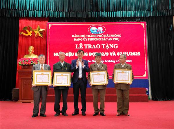 Đảng uỷ phường Bắc An Phụ tổ chức Lễ trao huy hiệu Đảng cho đảng viên 