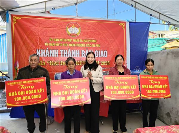 Uỷ ban MTTQ Việt Nam phường Bắc An Phụ bàn giao 04 nhà Đại đoàn kết cho các hộ dân có hoàn cảnh khó khăn về nhà ở

