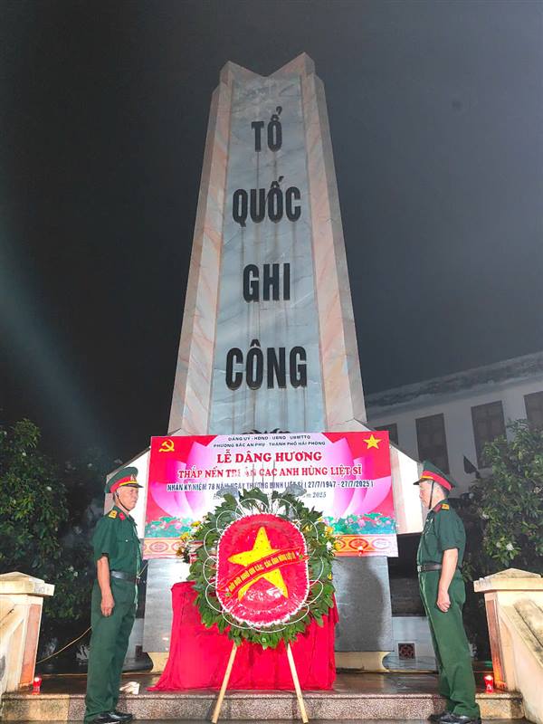 Linh thiêng Lễ dâng hương, thắp nến tri ân các anh hùng liệt sỹ